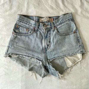 vintage high waisted Levi’s denim shorts